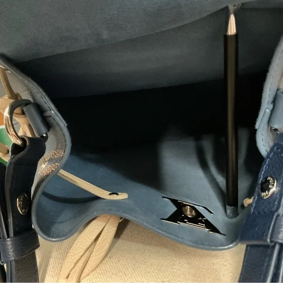 Louis Vuitton Lockme Bucket Bag - Picture 4 of 16